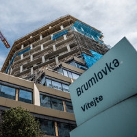 Passerinvest dokončil hrubou stavbu unikátního projektu Hila. Budova s výškou až 55 metrů a jedinečným designem promění centrální část Brumlovky 